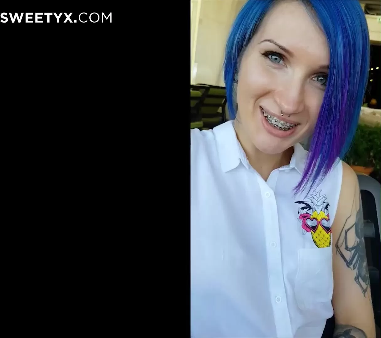 Sweet emo girl gives bj and fucks in toilet